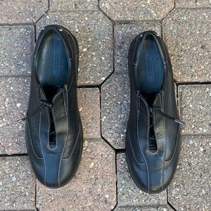 Aravon women black leather comfort lace front sneakers. Size 8. Used.